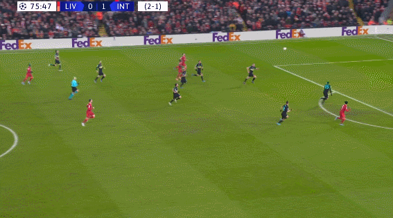 曼联因巴塞罗那关注而面临挑战，加布里埃尔被多家俱乐部关注，但曼联尽力留住他。