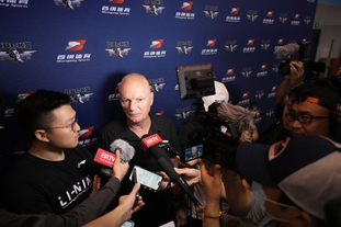 琼斯：奎因能看到很多中锋看不到的机会，让所有人参与进攻